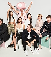 The_Crimes_of_Grindelwald_Cast_-_Comic_Con_2018_Portraits_for_Entertainment_Weekly_photo_studio_2018.jpg