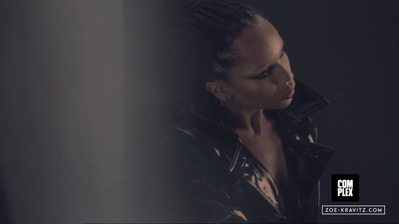 Zoe_Kravitz_Complex_Cover___Behind_The_Scenes_avi0039.jpg