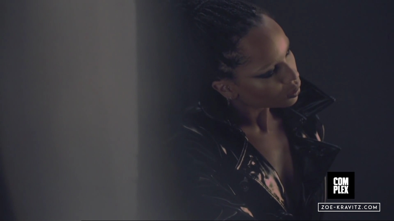 Zoe_Kravitz_Complex_Cover___Behind_The_Scenes_avi0040.jpg