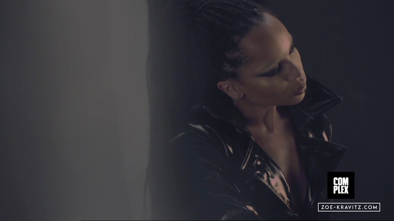 Zoe_Kravitz_Complex_Cover___Behind_The_Scenes_avi0041.jpg