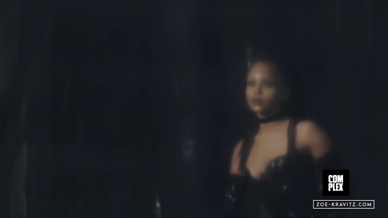 Zoe_Kravitz_Complex_Cover___Behind_The_Scenes_avi0044.jpg