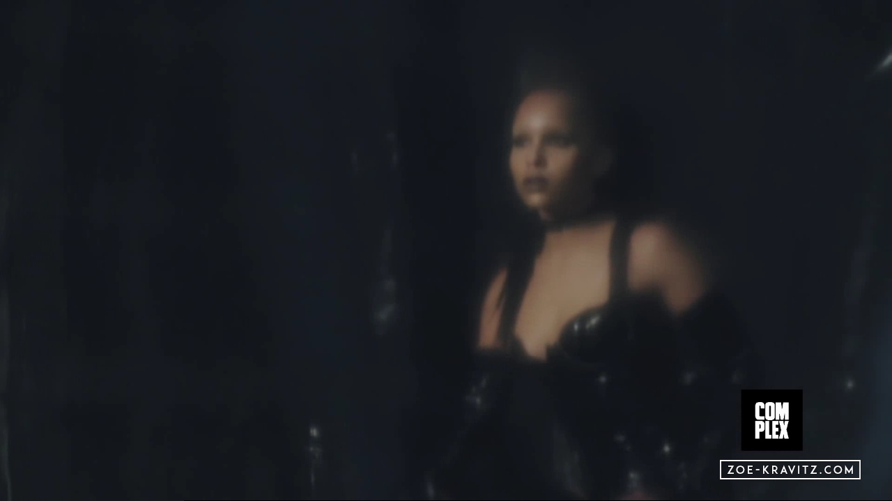 Zoe_Kravitz_Complex_Cover___Behind_The_Scenes_avi0045.jpg