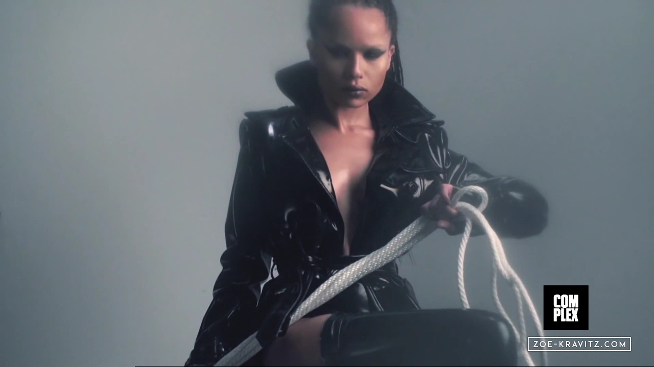 Zoe_Kravitz_Complex_Cover___Behind_The_Scenes_avi0056.jpg