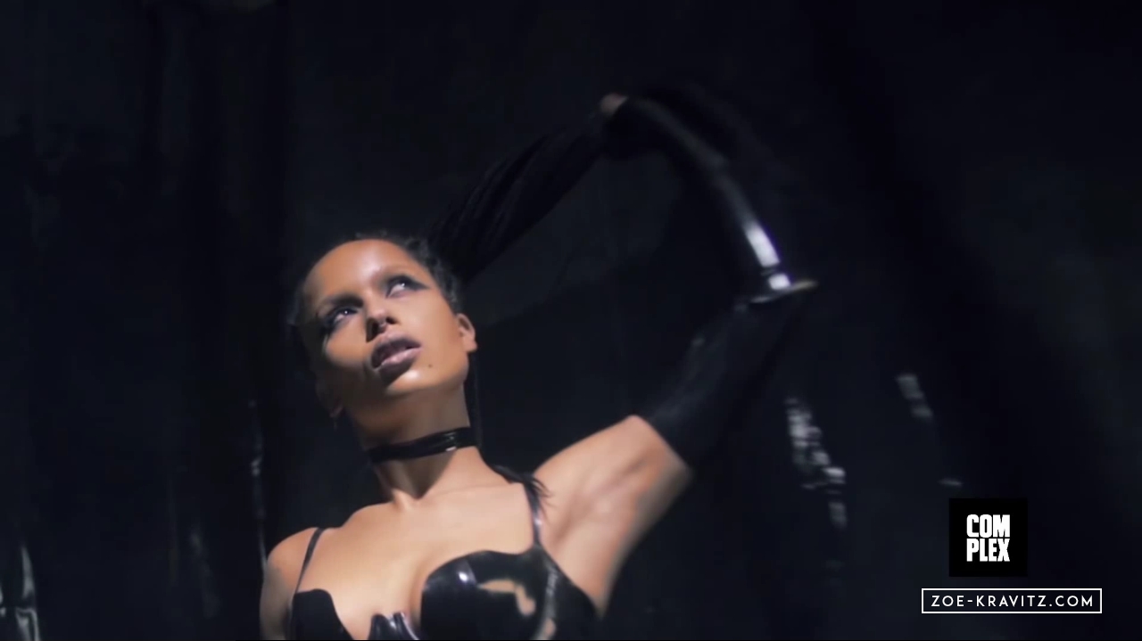 Zoe_Kravitz_Complex_Cover___Behind_The_Scenes_avi0057.jpg