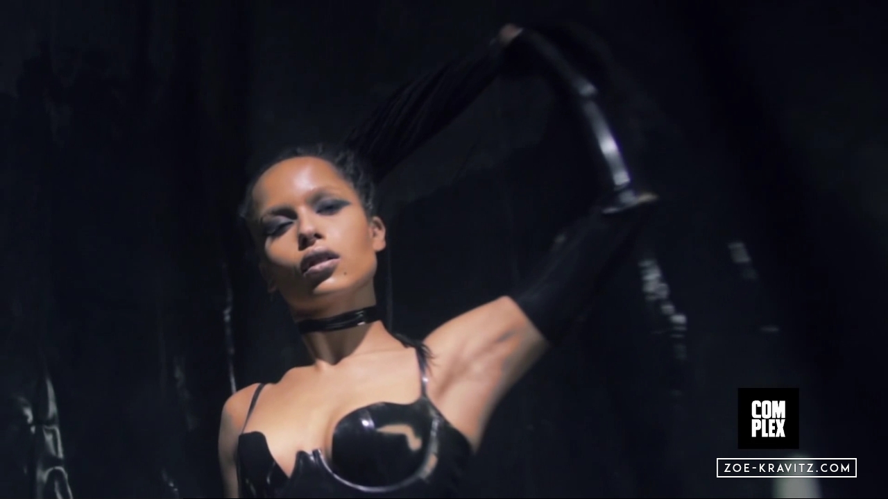 Zoe_Kravitz_Complex_Cover___Behind_The_Scenes_avi0058.jpg