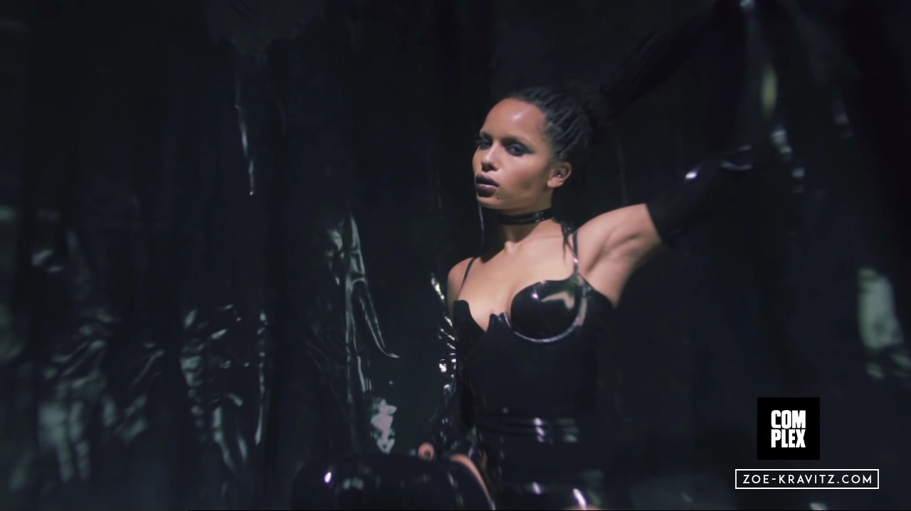 Zoe_Kravitz_Complex_Cover___Behind_The_Scenes_avi0063.jpg