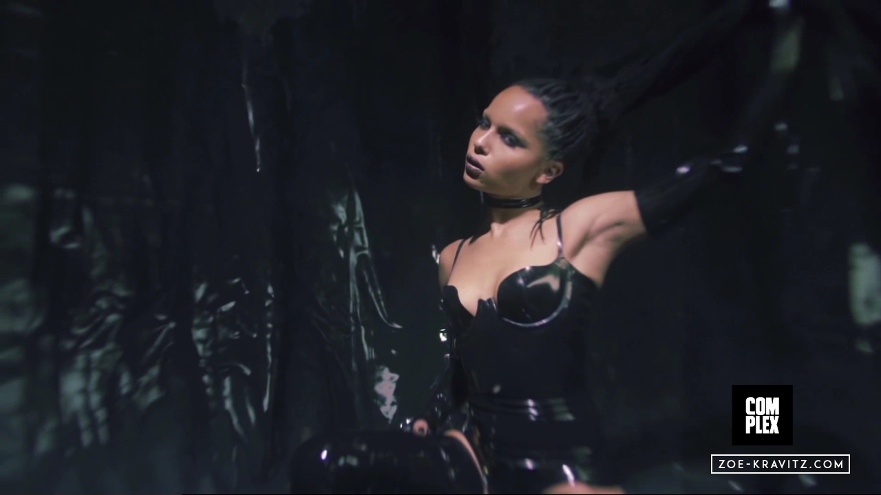 Zoe_Kravitz_Complex_Cover___Behind_The_Scenes_avi0064.jpg