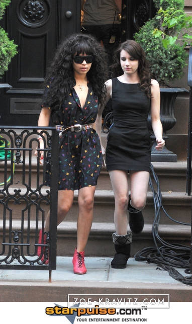 Zoe_Kravitz_and_Emma_Roberts_Twelve_film_set.jpg