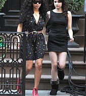 Zoe_Kravitz_and_Emma_Roberts_Twelve_film_set.jpg