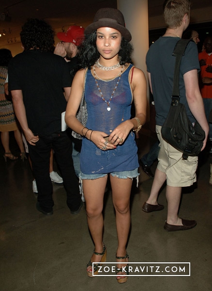 Zoe_Kravitz_attends_Ricky_Powells_Illy_Funksters_Exhibition_Opening_09.jpg